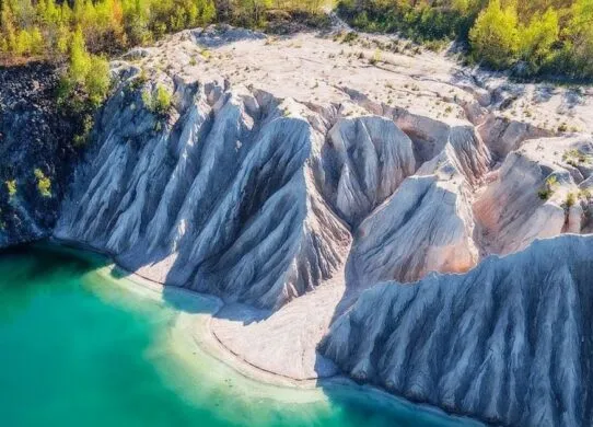 Під час відпочинку на Житомирщині з 10-метрової скелі впала жінка
