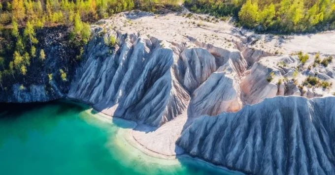 Під час відпочинку на Житомирщині з 10-метрової скелі впала жінка