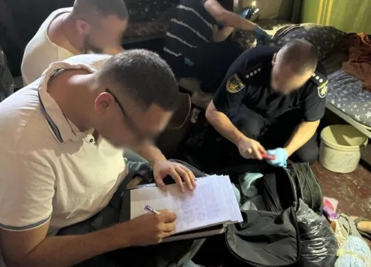 "Ваша дитина потрапила в ДТП" - на Житомирні шахраї за гратами виманювали гроші в українців