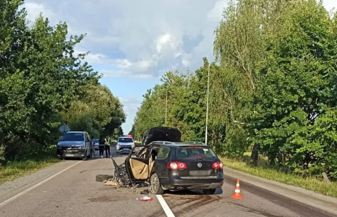 На Житомирщині зіткнулися легковик та автопоїзд