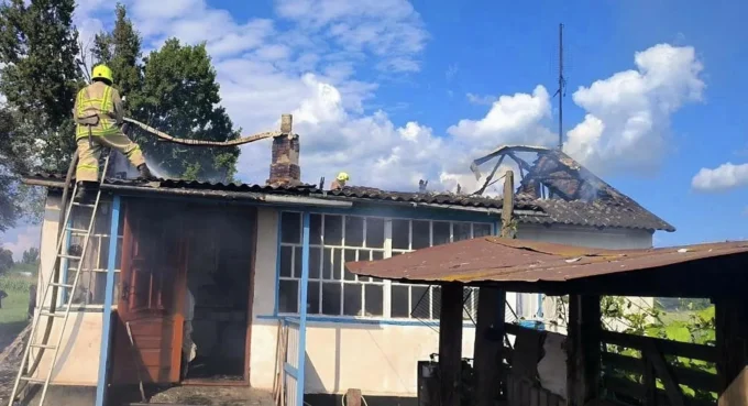 На Житомирщині через коротке замикання ледь не згорів житловий будинок