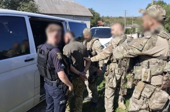 На Тернопільщині мешканець Житомирської області у військовій формі відкрив стрілянину по людям