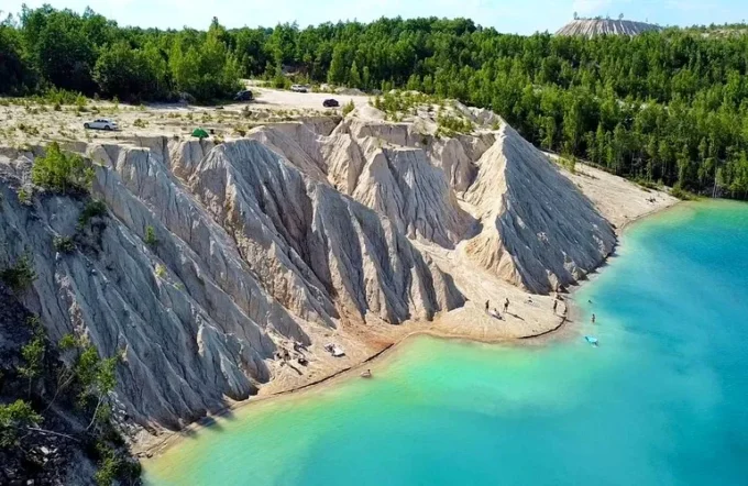 Трагедія на карʼєрі: на Житомирщині відпочивальник стрибнув зі скелі і зник під водою