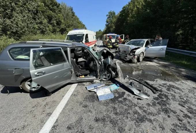 ДТП у Житомирському районі: з понівеченої автівки витягали загиблого