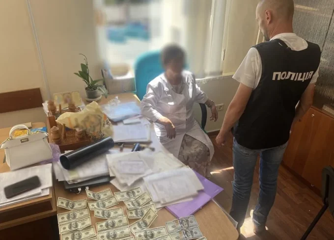 У Житомирі медсестра «допомагала» військовослужбовцю з пораненням отримати інвалідність за 3 тисячі доларів