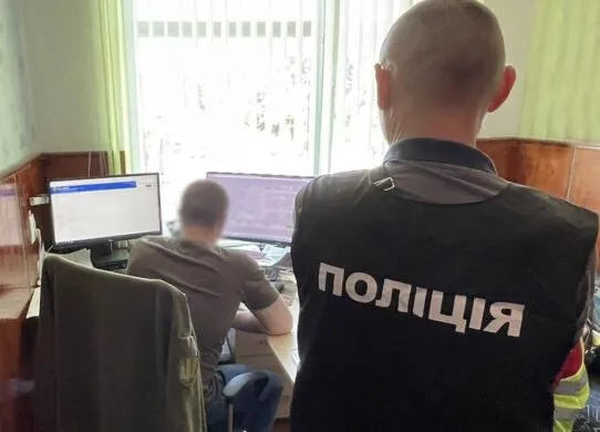 На Житомирщині працівник ТЦК за 1000 доларів пообіцяв «ухилянту» виключити його з військового обліку