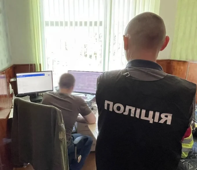 На Житомирщині працівник ТЦК за 1000 доларів пообіцяв «ухилянту» виключити його з військового обліку