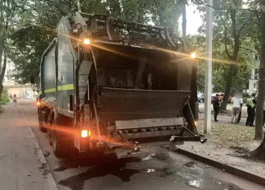 У Житомирі сміттєвоз наїхав на пенсіонерку - жінка загинула