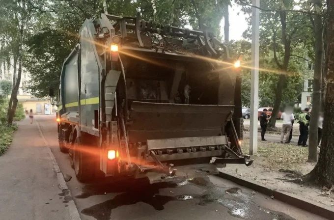 У Житомирі сміттєвоз наїхав на пенсіонерку - жінка загинула