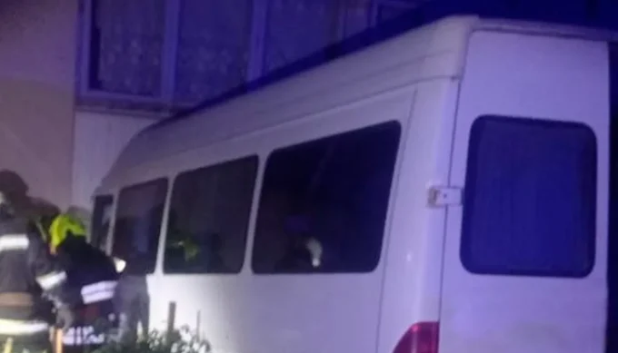 У Звягелі мікроавтобус врізався у стіну п'ятиповерхового будинку