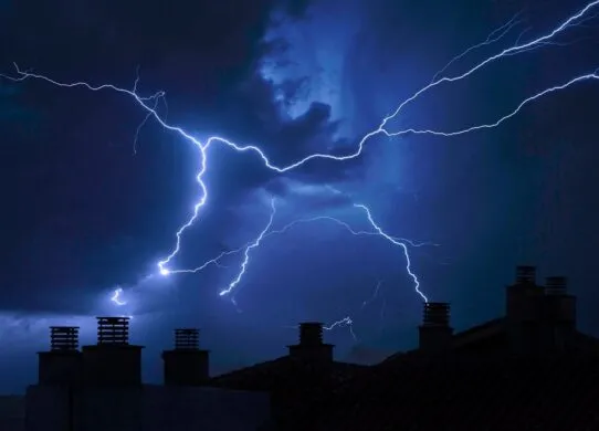 На Житомирщині блискавка вдарила в антенну, від чого спалахнув дах приватного будинку