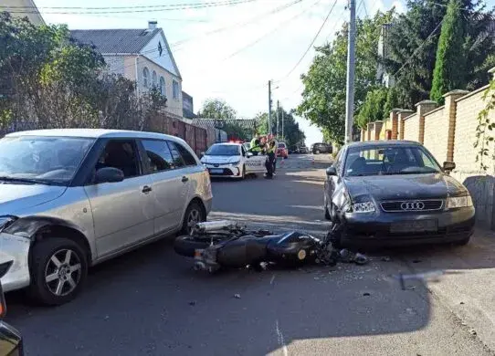 У Житомирі мотоцикл врізався у кілька автомобілів