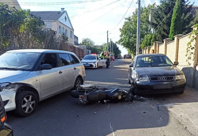 У Житомирі мотоцикл врізався у кілька автомобілів