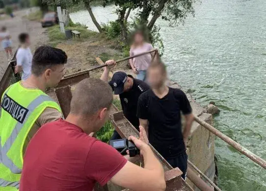 До 10 років за ґратами загрожує 25-річному хлопцю, який підірвав греблю на Житомирщині