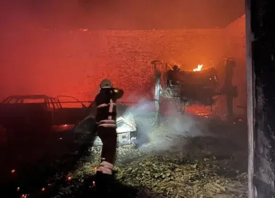 На Житомирщині рятувальники гасили велику пожежу, яка виникла на складах
