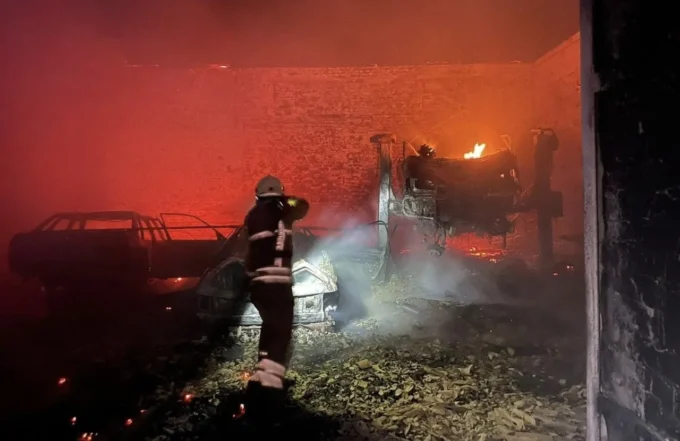 На Житомирщині рятувальники гасили велику пожежу, яка виникла на складах