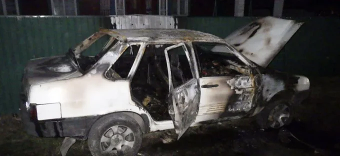 Мешканець Житомирщини хотів помститися двом односельцям та підпалив їм машини