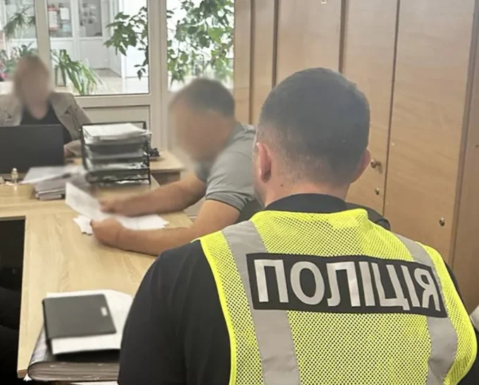 На Житомирщині фермера та держреєстраторку підозрюють у шахрайстві
