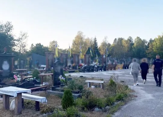 Мешканка Житомирщини викрала іменні гільзи з могил захисників