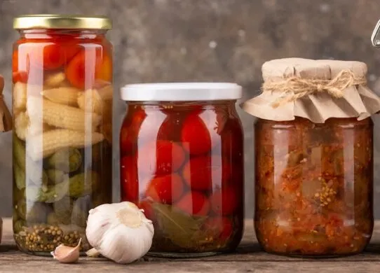 Який рецепт консервованих помідорів у банках, що не зривають