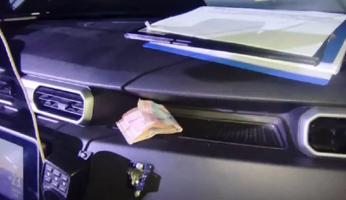 П'яний водій на Житомирщині збив дорожній знак, втік, а потім пропонував хабар поліцейським