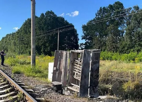 На Житомирщині двоє чоловіків підпалили релейну шафу Укрзалізниці
