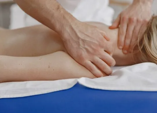 Что такое спортивный массаж и как он помогает?