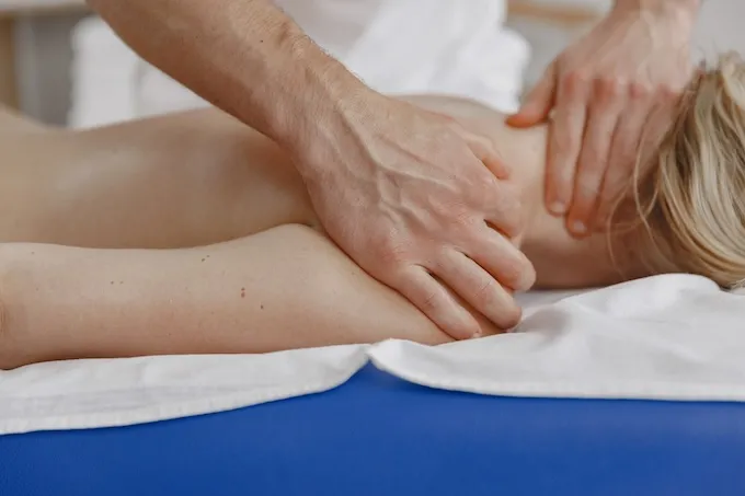 Что такое спортивный массаж и как он помогает?