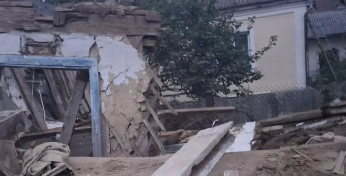 На Житомирщині з-під завалів деблокували чоловіка, на якого впала стіна