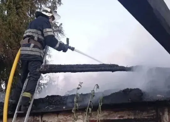 На Житомирщині ледь не згорів деревʼяний будинок
