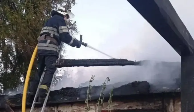 На Житомирщині ледь не згорів деревʼяний будинок