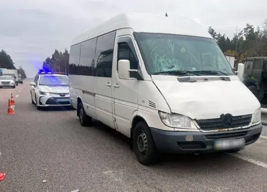 Під колеса мікроавтобуса потрапив 41-річний житомирянин