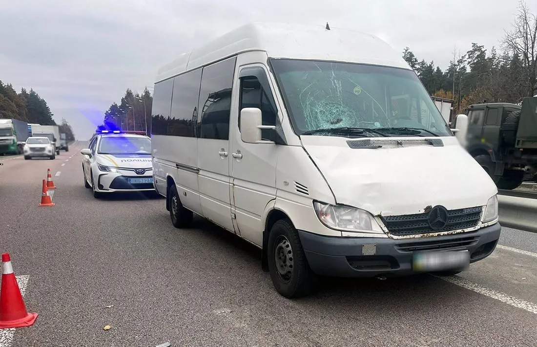 Під колеса мікроавтобуса потрапив 41-річний житомирянин