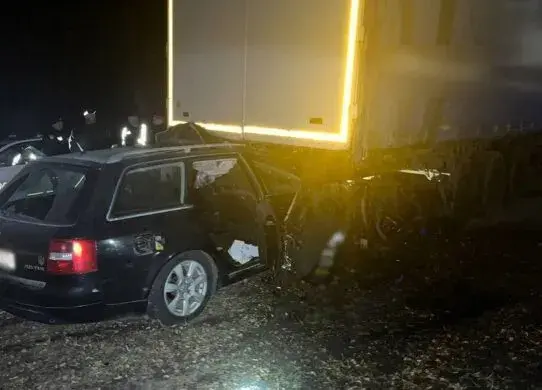 На Житомирщині водій не впорався з керуванням та врізався у вантажівку