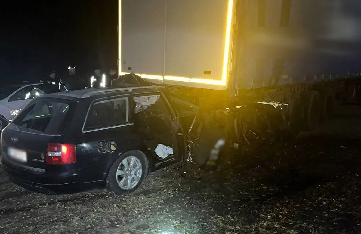 На Житомирщині водій не впорався з керуванням та врізався у вантажівку