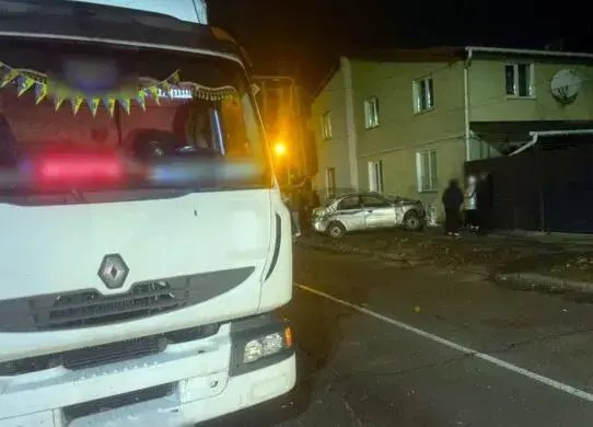 Внаслідок ДТП у Житомирі, одна з машин в'їхала у стіну будинка