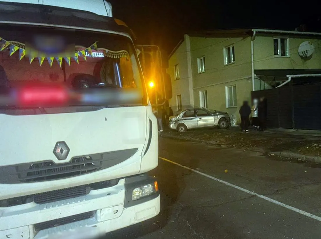 Внаслідок ДТП у Житомирі, одна з машин в'їхала у стіну будинка