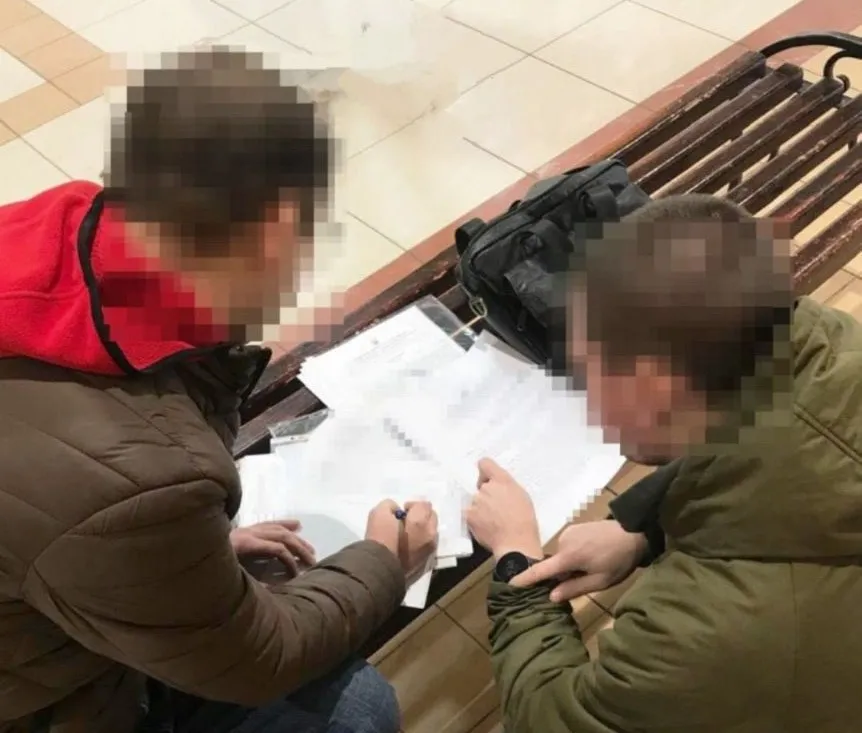 Керівник підрозділу ГУ ДПС в Житомирській області сидів вдома і отримував гроші: що він зробив?