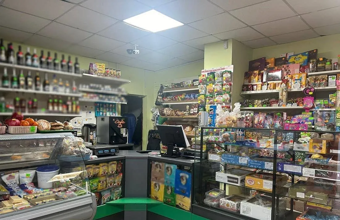 На Житомирщині невідомий погрожував у магазині, а потім ще й викрав авто