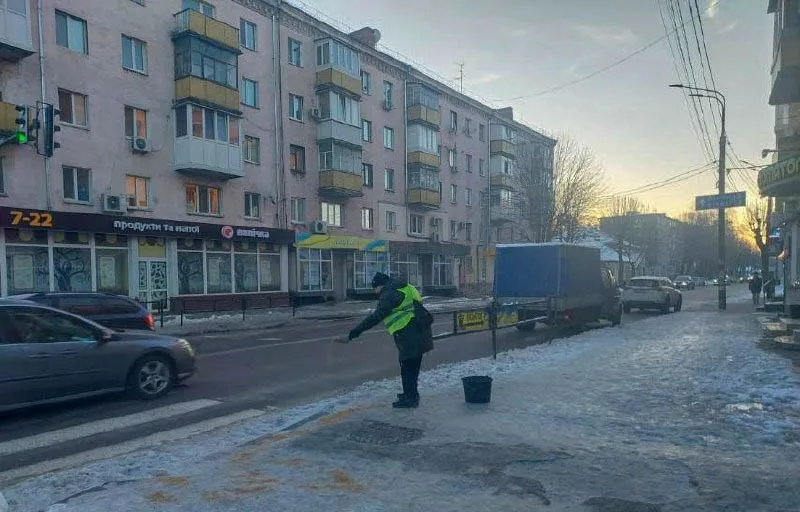 У Житомирі тротуари і вулиці посипали сумішшю проти ожеледиці