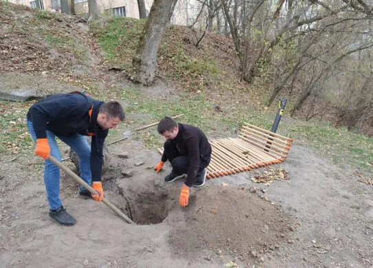 У Житомирі за два тижні планують відновити пошкоджені лавки на Замковій