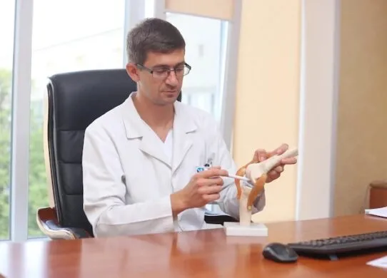 Эндопротезирование коленного сустава: эффективное решение проблем с суставами