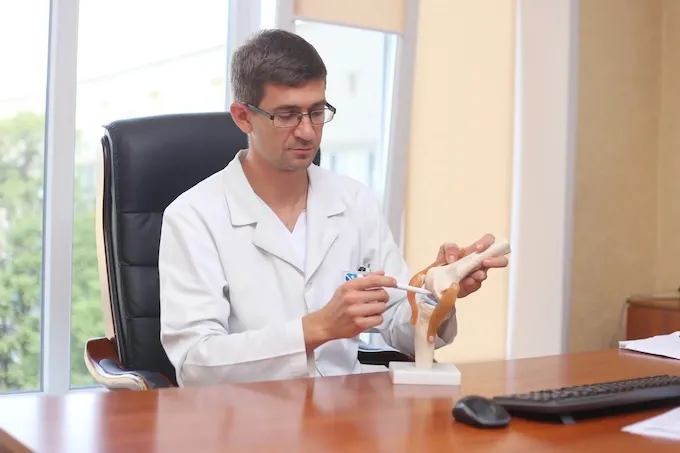 Эндопротезирование коленного сустава: эффективное решение проблем с суставами