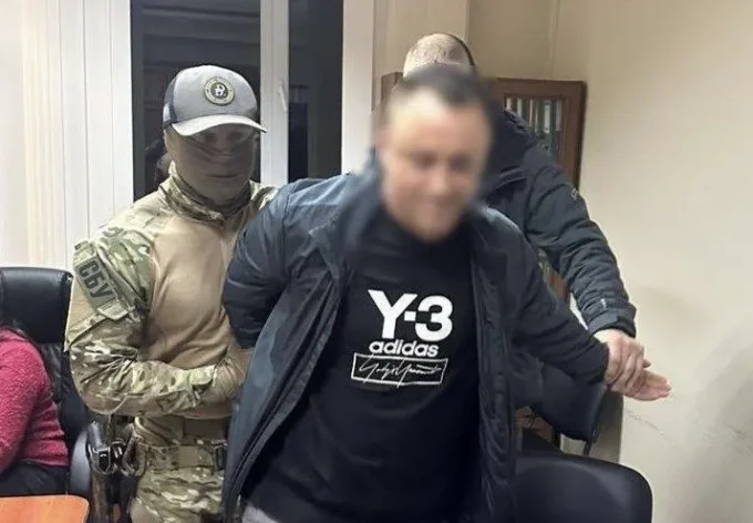 Посадовець сільради на Житомирщині та двоє депутатів вимагали від комунальника 52 тисячі доларів за збереження посади