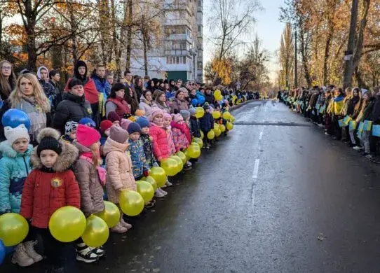 У Житомирі утворили ланцюг єдності, приурочений до 1000 з початку повномасштабного вторгнення