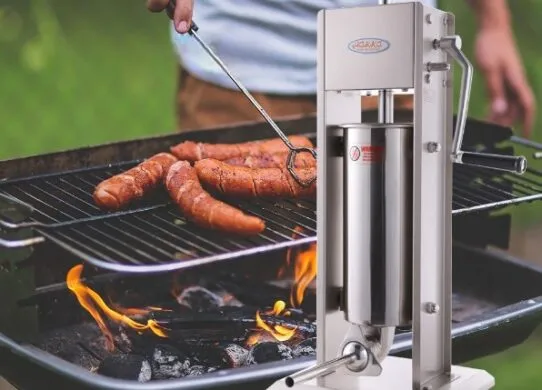 Як вибрати шприц ковбасний і професійну коптильню для делікатесів