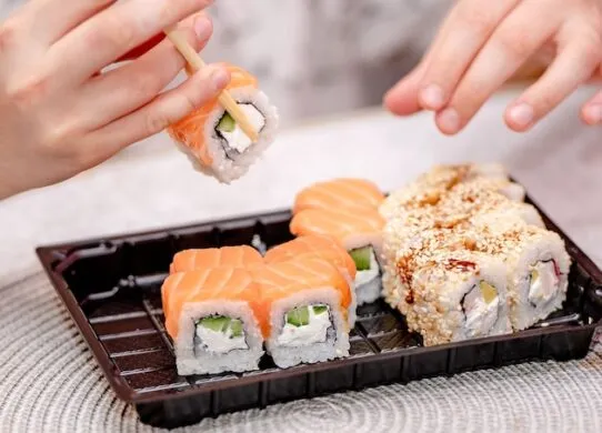 Яку вигідніше купити упаковку для суші: пластик VS картон