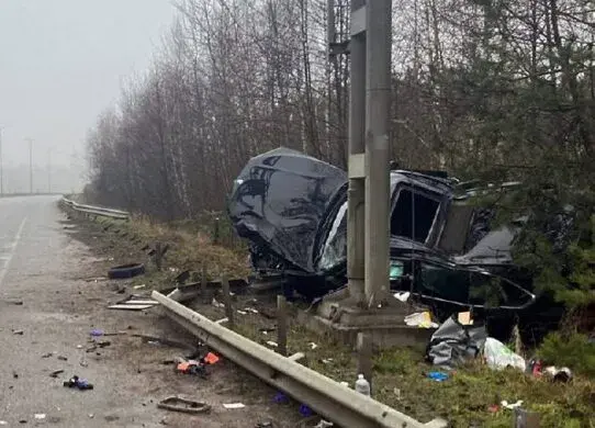 На Житомирщині два водії врізалися у колесавідбійники і потрапили до реанімації