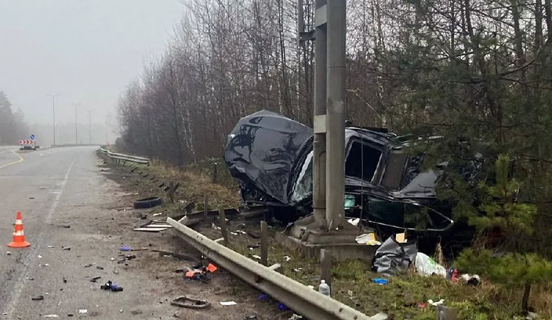 На Житомирщині два водії врізалися у колесавідбійники і потрапили до реанімації