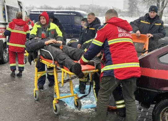 У Бердичеві рятувальники витягли з ємності для палива трьох людей без свідомості